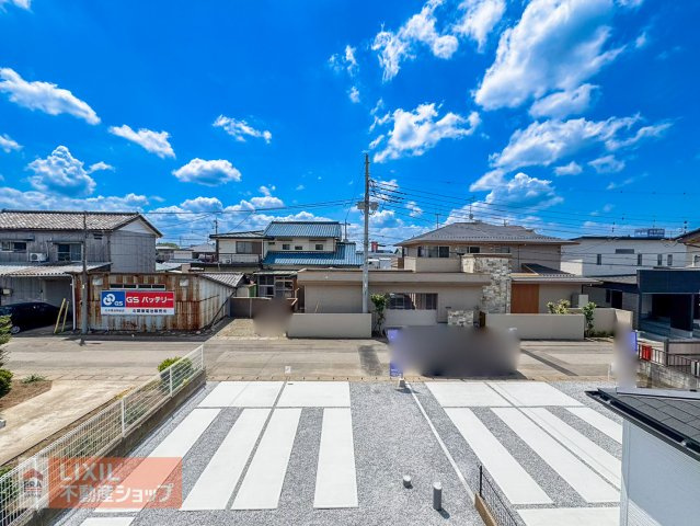 【建物からの眺望】現地完成写真。バルコニーからの景色。十分な間隔が確保されております。