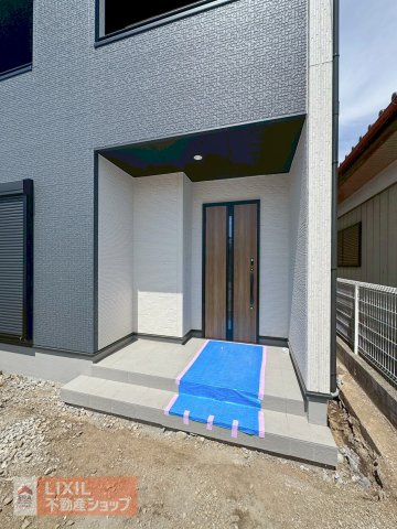 【エントランス】現地完成写真。ゆったりとした玄関。奥行きのあるポーチで雨の日も安心です。