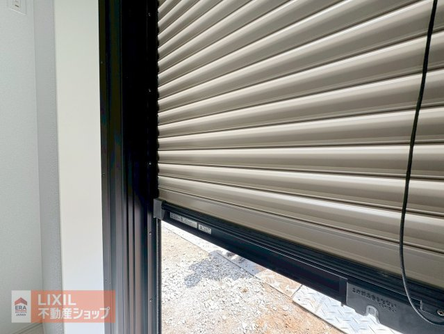 【防犯設備】現地完成写真。1階リビングには雨風の強い日にも役立つ防犯シャッターがついています。