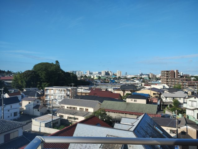 パークホームズ船橋宮本ヒルトップ6階　リビングの窓の向こうには大きく青い空が広がります