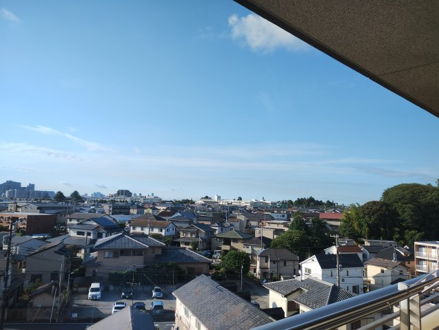 パークホームズ船橋宮本ヒルトップ6階　　リビングの窓の向こうには大きく青い空が広がります