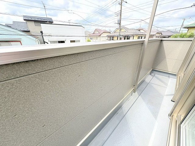 2居室から出入りできお洗濯に便利なバルコニー。