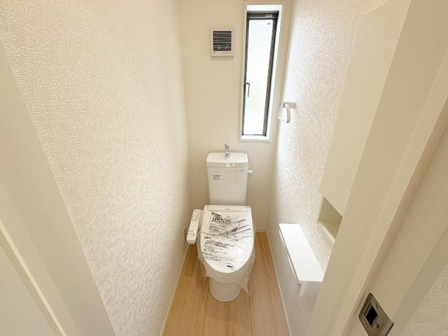 温水洗浄機能付、清潔感のあるトイレ。埋め込み収納があり生活感の出にくいスッキリとした空間です。