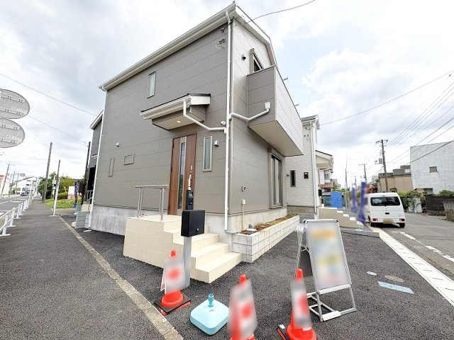 徒歩4分のバス停『前沢四丁目』から西武新宿線「花小金井」駅、西武池袋線「東久留米」駅、JR中央線「武蔵小金井」駅へのバスが運行されています。