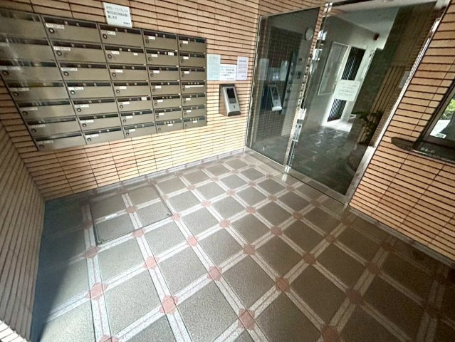 ロビーというと、エントランスと何がちがうの？と思いますよね。実はロビーとエントランスには明確な決まりはありません。物件によっては、エントランスを入って広がるある程度の広さのある空間がロビーとなります。