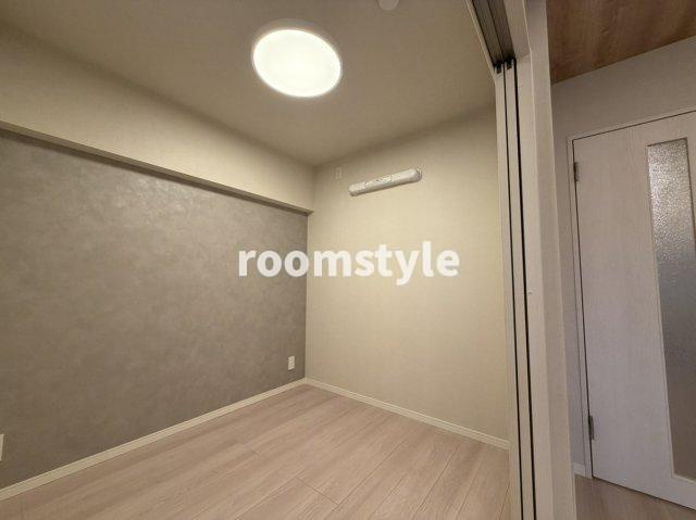 キッチン横　洋室　空室のためご都合に合わせてご内覧できます　お問合せはお電話でもお受付しております。　03-6450-5211