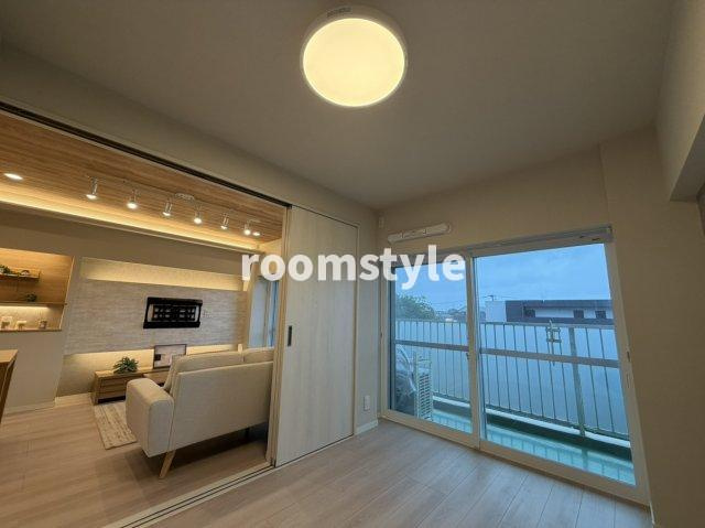 リビング横　洋室　空室のためご都合に合わせてご内覧できます　お問合せはお電話でもお受付しております。　03-6450-5211