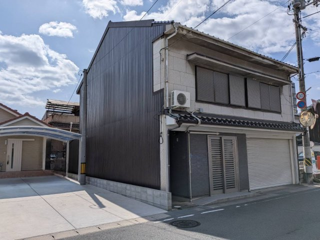 開放感のある立地が魅力です。道路に面する部分が広く、建物配置や駐車スペースの確保など、自由度の高い土地活用が可能です。視認性の高さもあるため、店舗や事務所用地としても検討しやすくなっております。