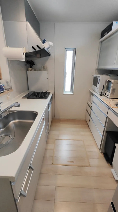 標準的なシステムキッチンの横幅は、165cm～300cm程度です。2100・2400・2550・2700などミリ単位で表記されます。普段どのように料理をするのかを想定しながら合ったサイズを選びましょう