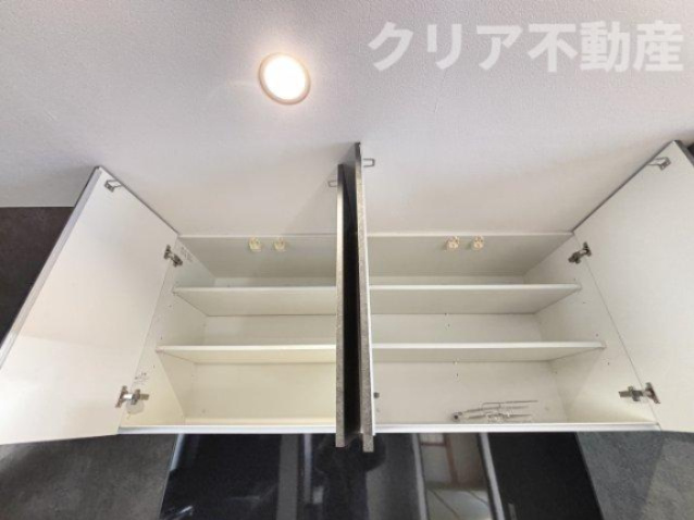 上部吊戸棚付き！普段は使わないホットプレートや製菓グッズの収納などに◎