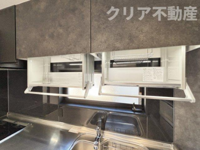 上からスライドさせると水切りが登場！普段はすっきり収納しておけます。