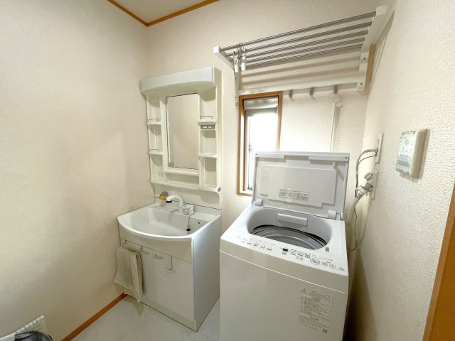 洗面所にも窓があり風通し良好！