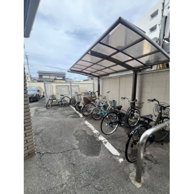 屋根付きの駐輪場もあり、雨風からお守りします♪*