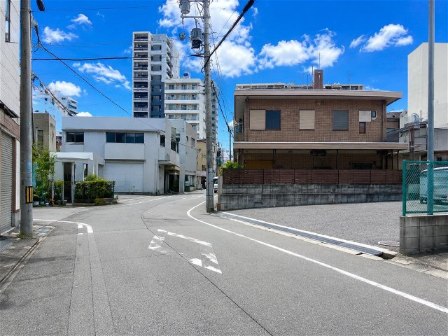 敷地は約32.6坪の整形地。前面道路も約7.2mと広く、お車の出し入れもスムーズです。