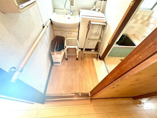 多くの戸建て住宅で見かける洗面脱衣所は、洗面台と洗濯機が2畳ほどのスペースに並べられていて、洗面所が脱衣所を兼ね備えている間取りが一般的です。お客様が利用することもある、パブリックな空間でもあります。