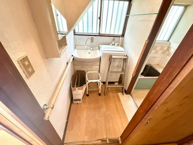 洗面化粧台では顔を洗ったり、身だしなみを整えることが本来の使い方ですが、用途によっては洗面化粧台に求められる機能が違ってくるため、ご自身や家族のライフスタイルに合ったものを選ぶことをおすすめ致します。