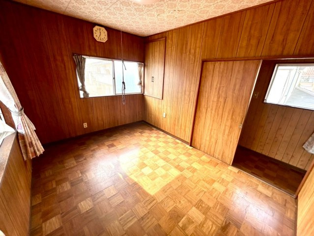 洋室のメリットは重い家具が置きやすく、身の回りが整理しやすいことです。　床がフローリングのため畳とは異なり凹みにくいです。　クローゼットなど収納が豊富で、普段使わない旅行カバンや服の整頓も簡単にです。