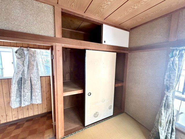 デザイン性を重視しすぎて収納が少なかった！なんてことにならないため、事前に現地で収納の数を確認しておくことをお勧めします。クローゼット以外にも床下収納や屋根裏収納、パントリーなどもチェックしましょう。