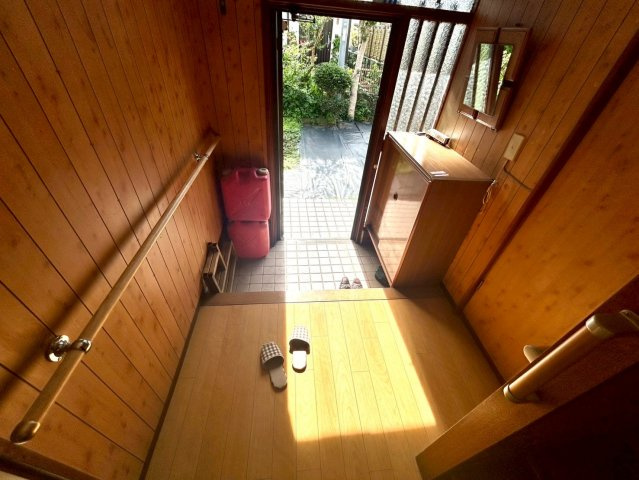 玄関は家の顔でもあり、家族以外の目にも止まる場所です。玄関は外との間を仕切る扉、靴などをしまっておく収納スペース、靴脱ぎのたたきスペース、来客とのやり取りをするドアホンなど複数のアイテムからなります。