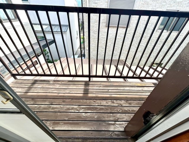 バルコニーは、室外の専用スペースのうち、「屋根がなく開放された空間」であるものを指します。ベランダより広いタイプのものが多く、日当たりもよいため家庭菜園などを楽しみたい人にとって適した環境となります。