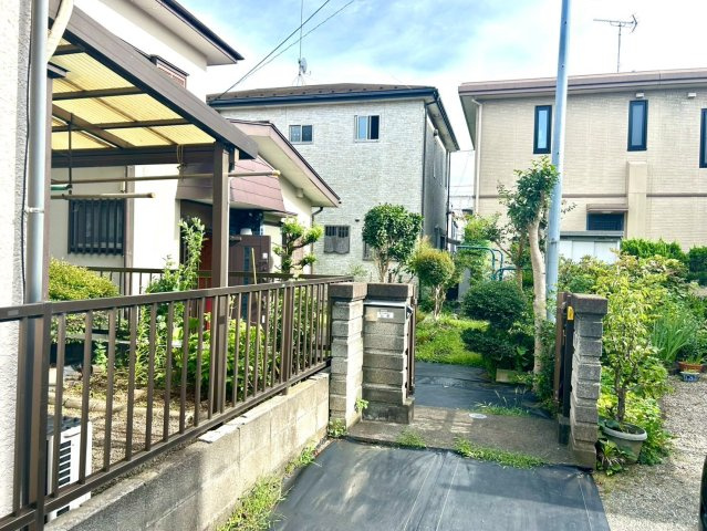 駐車場と明記されていても、最小スペースでつくられた駐車場だと大型車は駐車できなかったり、出入りしにくくなったりする可能性があります。お車のサイズと購入したい物件の駐車場のサイズを現地で確認しましょう。