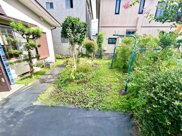 庭があることでガーデニングや家庭菜園はもちろん、こどもの遊び場やペットを放して遊ぶことができます。また、家の周囲に余裕があるということです。隣地との間があれば、十分な日当たりと、風通しが確保できます。