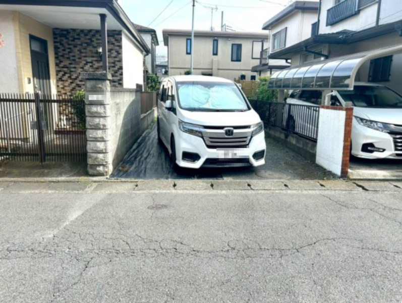 住宅用の土地では前面道路に2m以上接していなければならないと法律で定められています。しかし、お持ちの車のサイズやライフスタイルなどにより、2mでは利便が悪い場合もございますので、事前に確認しましょう。