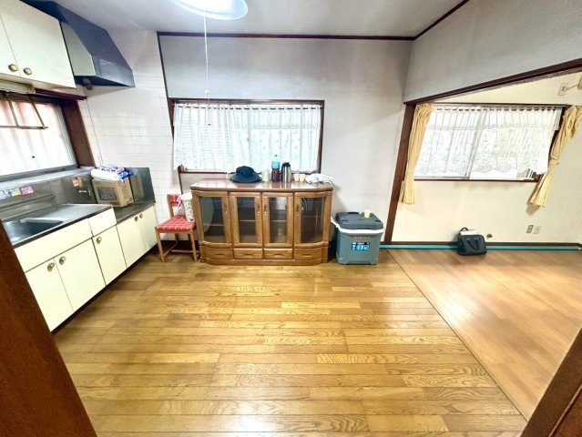 ダイニングは、食事や家族の団らんスペースとしてだけではなく、ほかの用途としても使用することができます。ダイニングテーブルを置き、食事のためのスペースを作ることでリビングとの差別化を図ることができます。