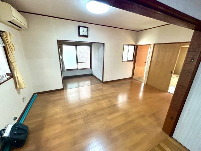 リビングの間取りの種類は大きくわけてリビングとダイニングが別になっているタイプ、リビングダイニング一体型です。どちらも一長一短ですので、新築で家を選ぶ時はその両面をチェックして決めるようにしましょう。