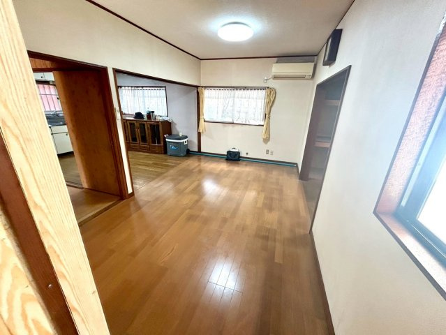 直線タイプはLとDKを一直線に並べた形で対面キッチンのタイプです。一般的なのでよく見かけるかもしれません。直線タイプに似た直接アイランドタイプは、キッチンとダイニングの間に壁がない分広く感じられます。