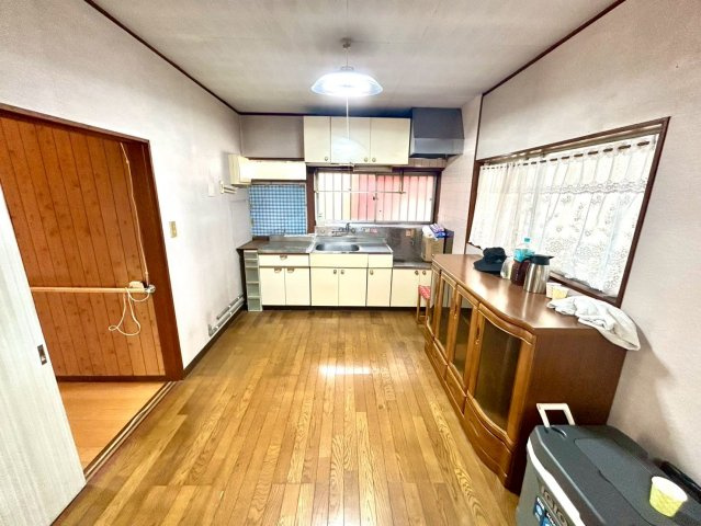 標準的なシステムキッチンの横幅は、165cm～300cm程度です。2100・2400・2550・2700などミリ単位で表記されます。普段どのように料理をするのかを想定しながら合ったサイズを選びましょう