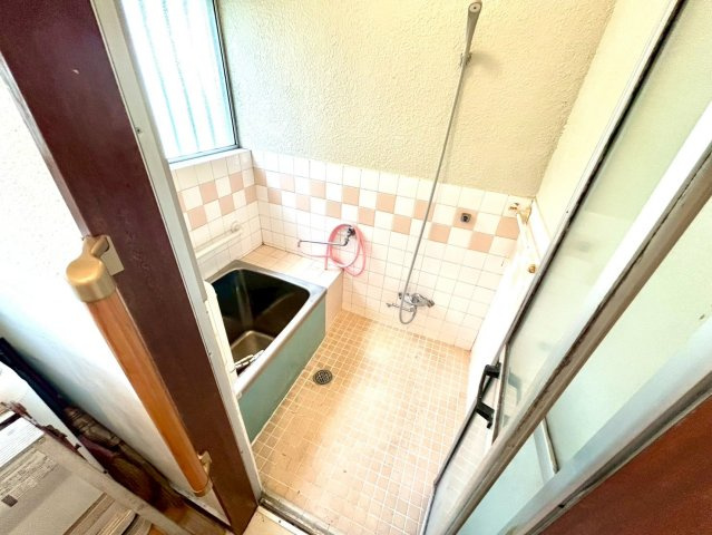 入浴時の快適さも大事なことですが、綺麗な状態を維持できなければ気持ちよく入浴できません。毎日の掃除が楽という点は大事なポイントになります！カビが生えにくく掃除がしやすい、壁や浴槽を選ぶといいでしょう。