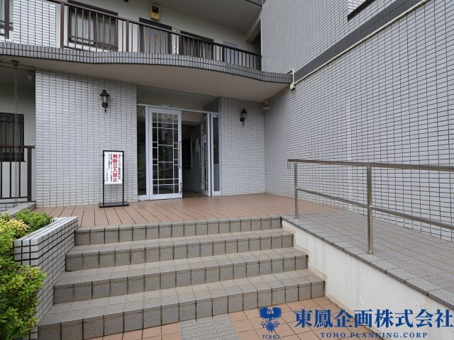 スロープ付きエントランス入口