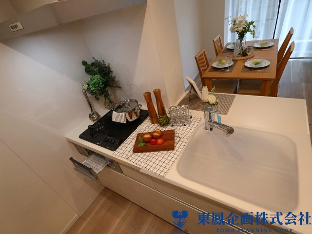 ホワイトを基調としたキッチンは便利な3つ口コンロ