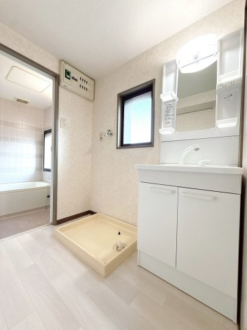 窓付きの脱衣所。独立洗面化粧台を設置