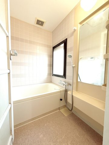 自然換気ができる窓付きの浴室。湿気対策にも配慮した設計