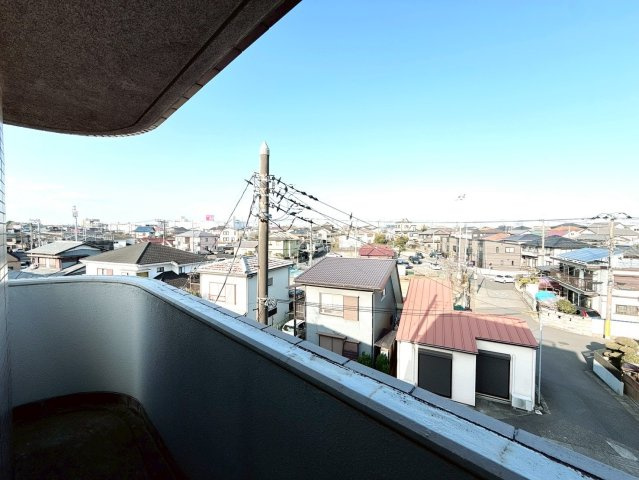 高さのある建物がなく空が見える景色