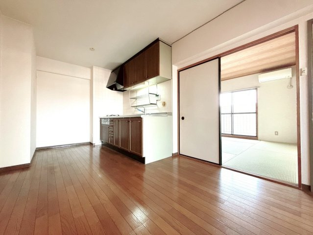 3口コンロのシステムキッチン。壁面は手入れしやすいタイル