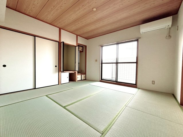 エアコン設置済みの和室。寝室や客間として使用可能です