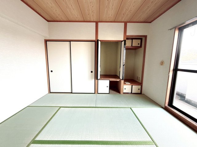 奥行きある押入と小収納。物の分類が可能です