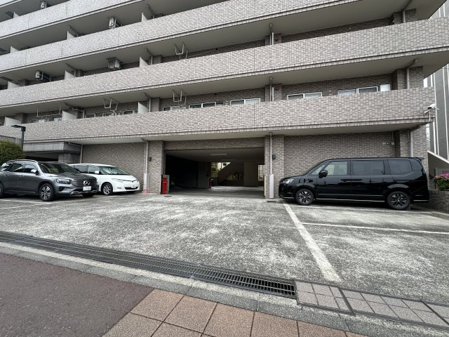 敷地内駐車場の様子になります。別にバイク置場もございます。空き情報はアスカホームへお尋ねください。