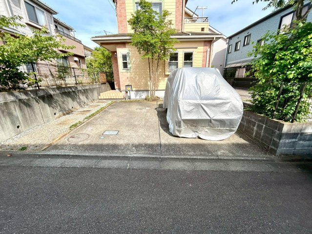 駐車場と明記されていても、最小スペースでつくられた駐車場だと大型車は駐車できなかったり、出入りしにくくなったりする可能性があります。お車のサイズと購入したい物件の駐車場のサイズを現地で確認しましょう。