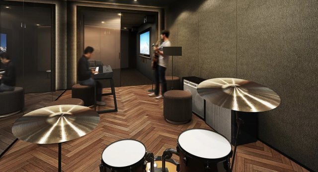 ドラムセットや楽器演奏に対応した本格的な防音仕様のサウンドスタジオ。シックなヘリンボーン床と落ち着いたインテリアに囲まれ、周囲を気にせず音楽セッションや練習に没頭できる贅沢な共用空間です。