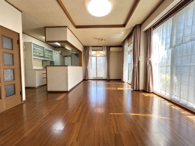 14.5帖のゆとりあるLDK。複数方向に窓が設けられているため自然光を取り込みやすい空間。キッチンからリビングへとつながりを感じられる間取りでご家族がそれぞれの時間を過ごしやすいLDKとなっています。