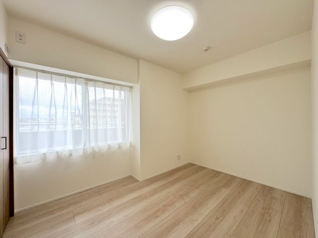 洋室5帖　間取り図左の部屋