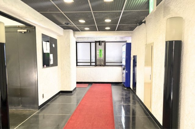 落ち着いた色調でまとめられた共用空間。ホテルライクな設えが、日常にさりげない特別感をもたらします。