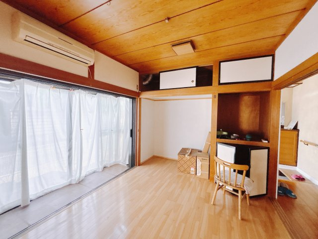 ■洋室｜リビング横の1階洋室になります♪大きなクローゼットもついていますの、お片付けも安心です♪