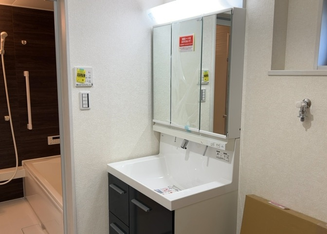 洗面化粧台では顔を洗ったり、身だしなみを整えることが本来の使い方ですが、用途によっては洗面化粧台に求められる機能が違ってくるため、ご自身や家族のライフスタイルに合ったものを選ぶことをおすすめ致します。