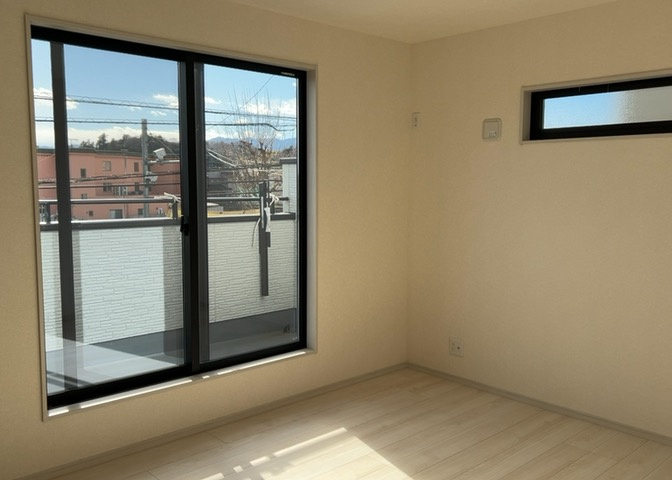 洋室のメリットは重い家具が置きやすく、身の回りが整理しやすいことです。　床がフローリングのため畳とは異なり凹みにくいです。　クローゼットなど収納が豊富で、普段使わない旅行カバンや服の整頓も簡単にです。