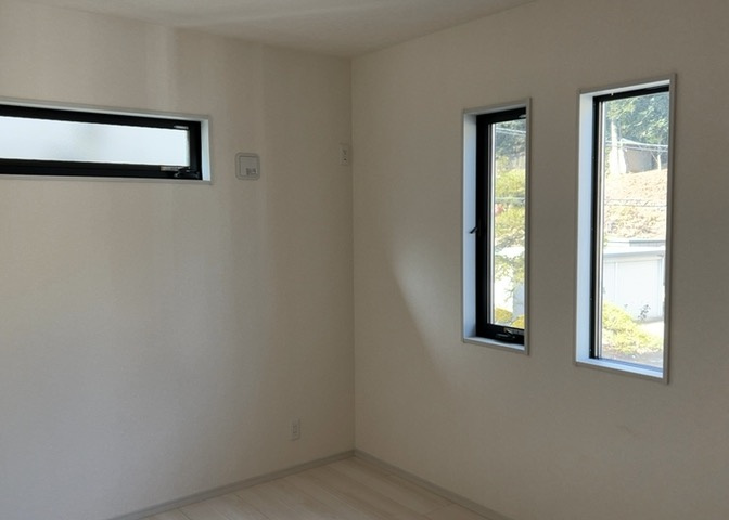 寝室でゆっくりと過ごすためにはベッド周りの適度な空間を担保することや窓の位置、照明の明るさ、寝室の広さなどを考える必要があります。自身や家族の構成とライフスタイルに併せて寝室にする部屋を選びましょう！